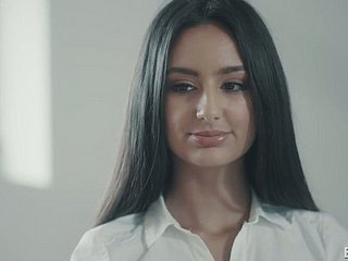 مثير سكرتير الشعر الطويل اليزا ايبارا ركوب الديك الراسخ على رأس