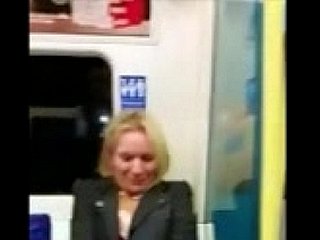 De vrouw krijgt Freaky, terwijl op de lokale Subway!