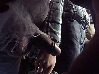 Вытащил член на автобусе