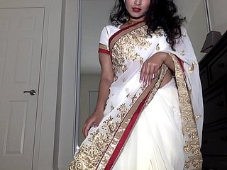 Desi Dhabi في ساري الحصول على عارية ويلعب مع كس شعر