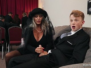 Tipo flaco con una gran polla folla a la abuela sucia Sally d'Angelo