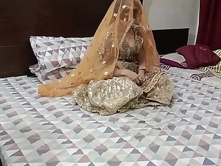 शादी की रात में युगल कट्टर सेक्स