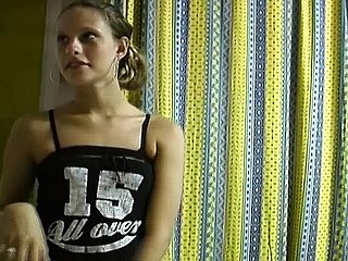 Thiếu niên Đức Slim và hấp dẫn nhận được twat cạo của cô ấy hài lòng