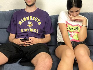 ¡La hermanastra vio a los hermanastros grandes Locate a través de pantalones cortos y thimbleful pudo resistirse! Orgasmo de handjob mutuo