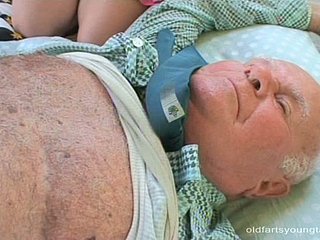 Influenza joven rubia de rostro fresco Kristyna B le da una mamada a su viejo papá