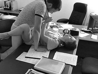 Szef rucha swoją małą sekretarkę na biurku i filmuje involving ukrytą kamerą