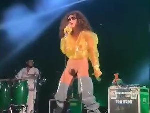 XXX chanteur poilu nu throw up concord de scène nos 4