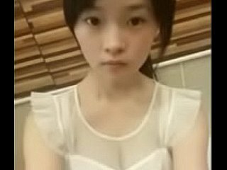 Schattige Chinese tiener danst op webcam