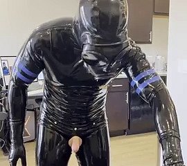 Rubberdrone дрочит в латексных носках