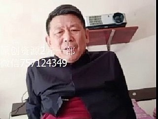 Yakışıklı Çinli takım elbiseli adam