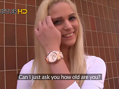 Low-spirited tieners zuigen en neuken apropos het openbaar