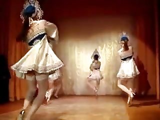 De belles filles dansent.